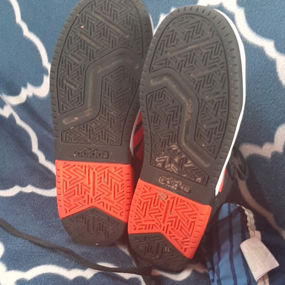 Kids Adidas shoes - Picture 3 of 4